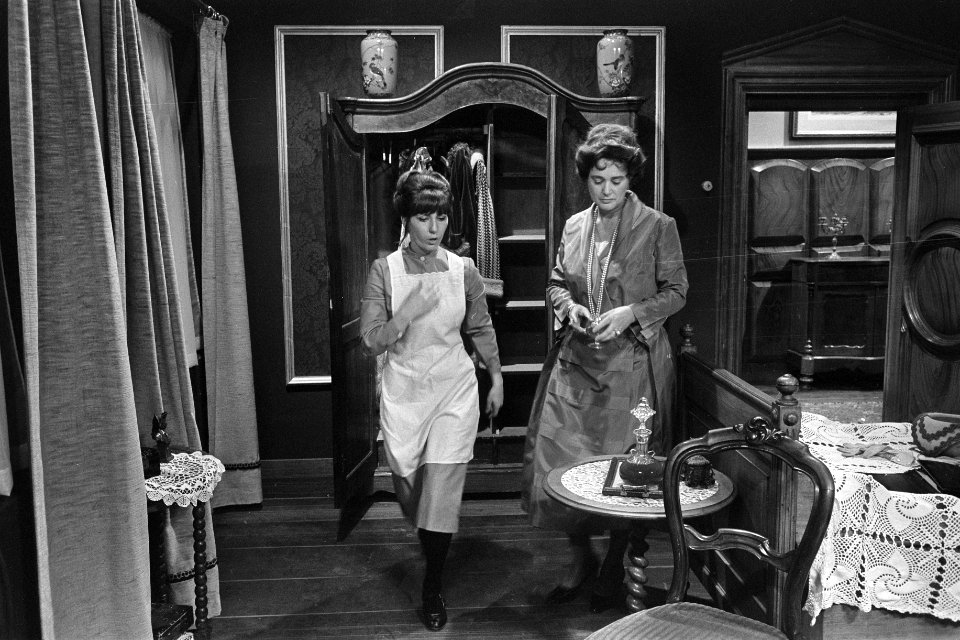 Willeke Alberti (l) als dienstmeisje Marleen Spaargaren. Rechts mevrouw Buwalda , Bestanddeelnr 923-4583