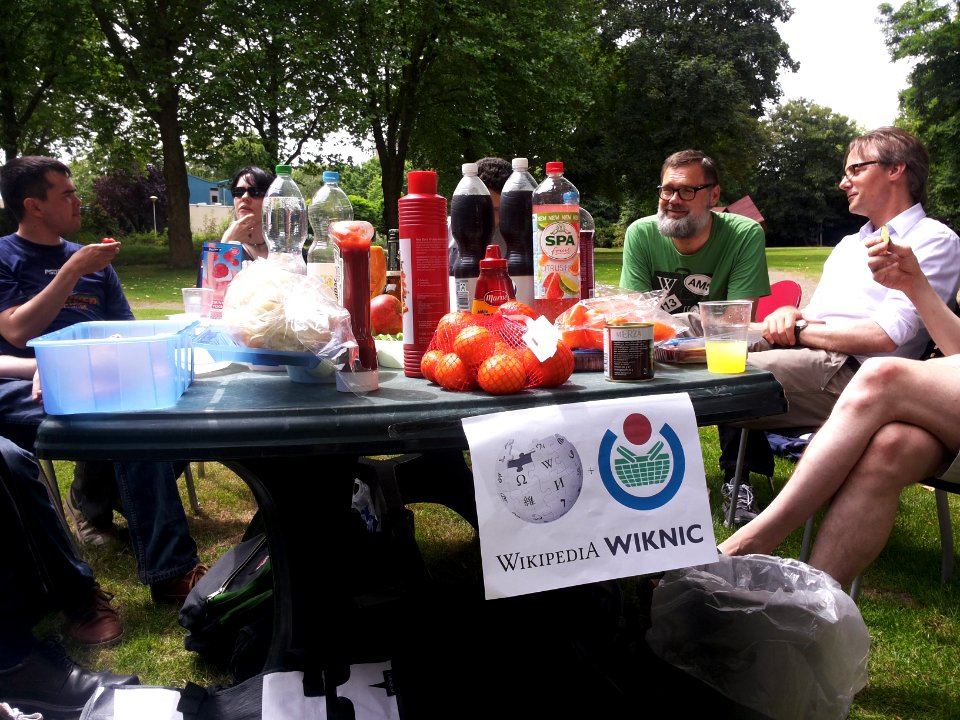 Wiknic Eindhoven 2014-07-06 table at 14.08