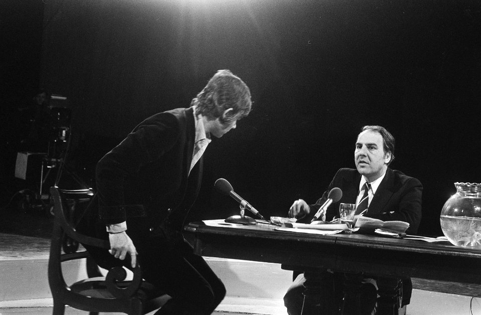 Willem Duys reikt Edisons uit in TV-programma Voor de vuist weg. Paul van Vlie, Bestanddeelnr 924-3073