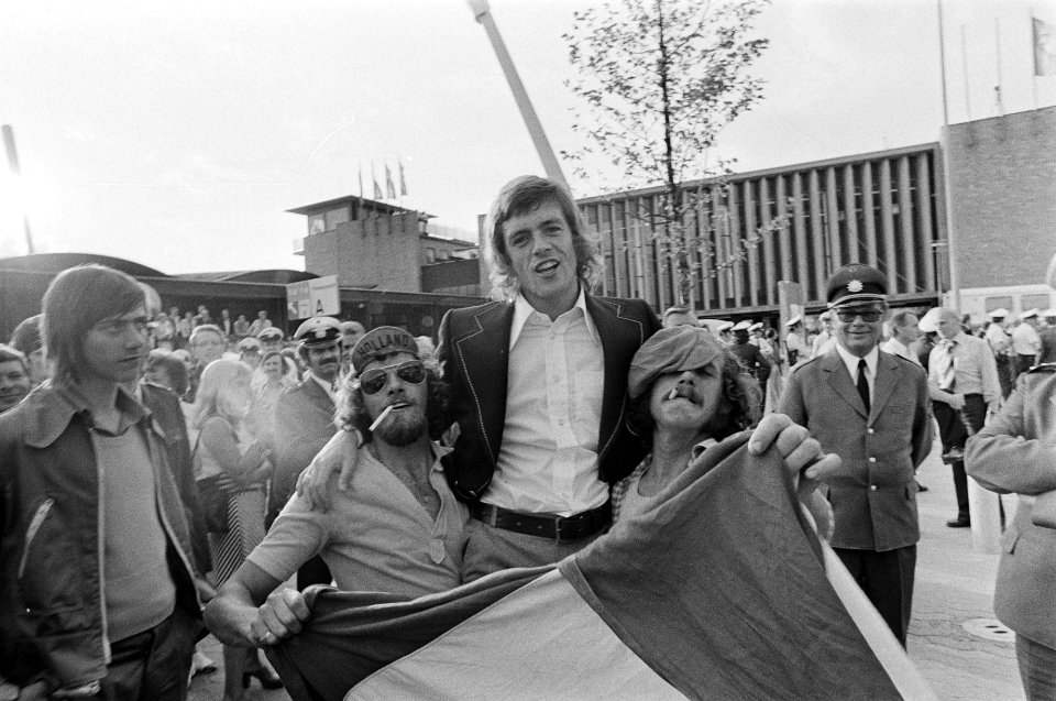 Wereldkampioenschap voetbal 1974 Nederland tegen Uruguay 2-0 Rep op schouders , Bestanddeelnr 927-2591