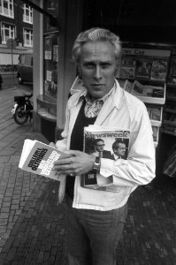 Willem F. Oltmans met zijn nieuwe boek Den Vaderland Getrouwe, Bestanddeelnr 926-8213