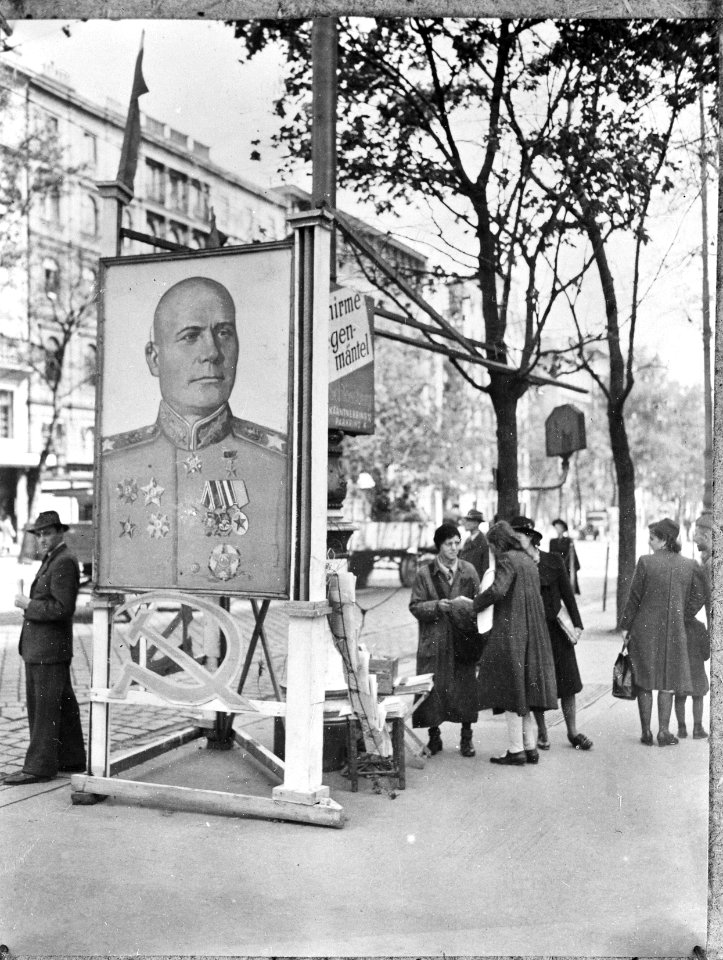 Wenen Russische propaganda aan de Opernring door middel van grote affiches Op , Bestanddeelnr 900-9739
