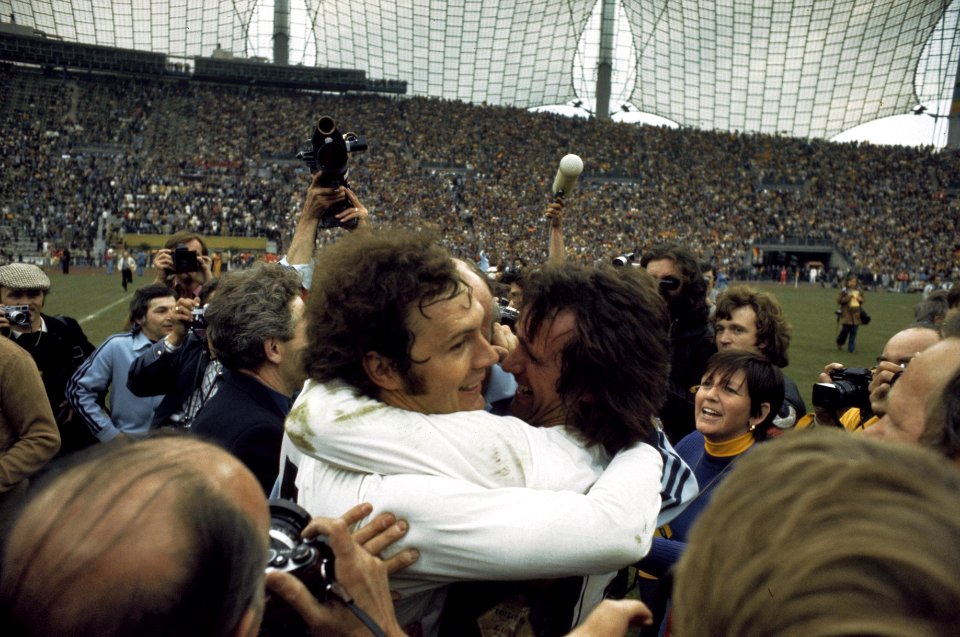 Wereldkampioenschap voetbal 1974 in Munchen supporters omhelsen Duitse spelers, Bestanddeelnr 254-9558