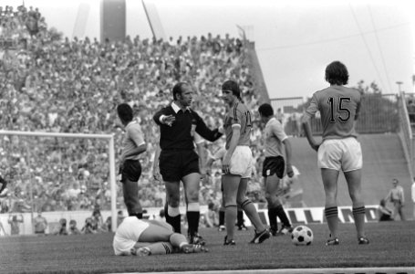 Wereldkampioenschap voetbal 1974 Nederland tegen Uruguay 2-0 Neeskens geblesse, Bestanddeelnr 927-2604