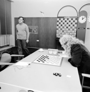 Wereldkampioenschap dammen te Den Haag , Sijbrands zittend en Andreiko lopend, Bestanddeelnr 926-7534