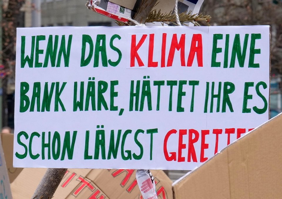 Wenn das Klima eine Bank wäre, hättet ihr es schon längst gerettet! (cropped)