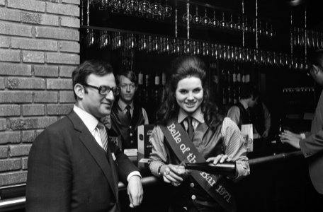 Wendy Anne George schenkt bier uit een flesje, Bestanddeelnr 924-5273