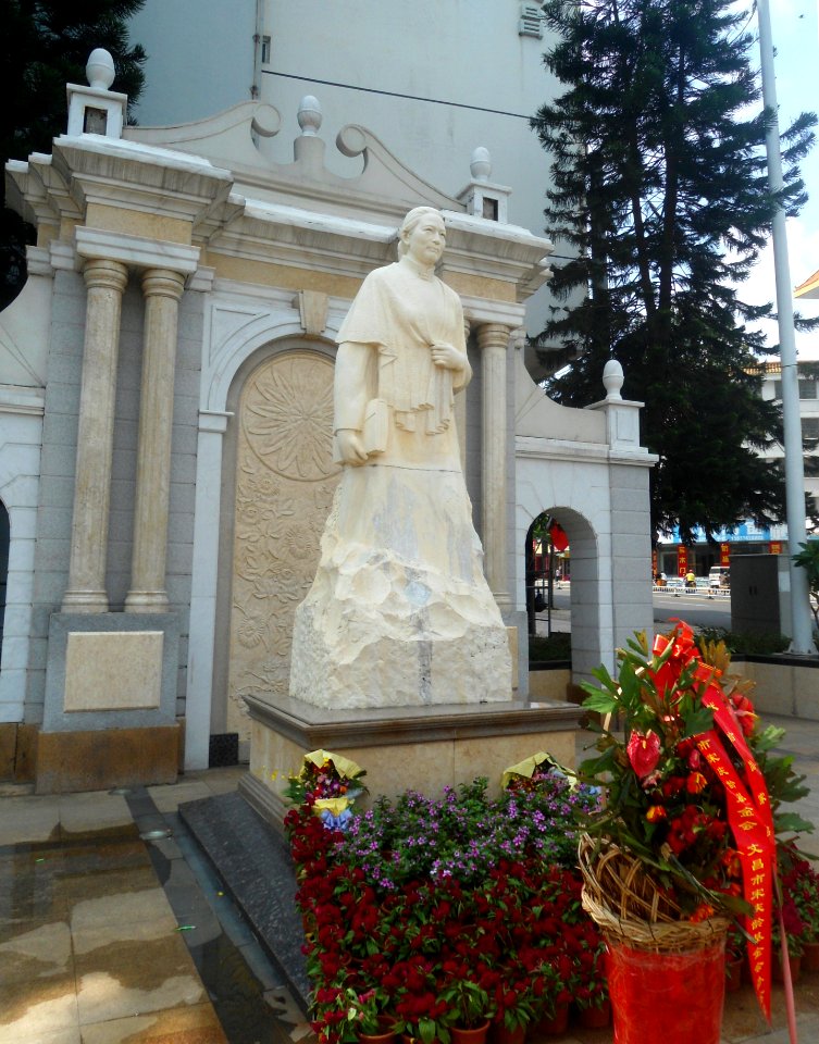 Wenchang City statue of Soong Ching-ling - 01