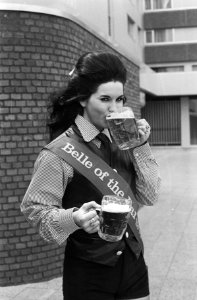 Wendy Anne George poseert met glazen bier, Bestanddeelnr 924-5270