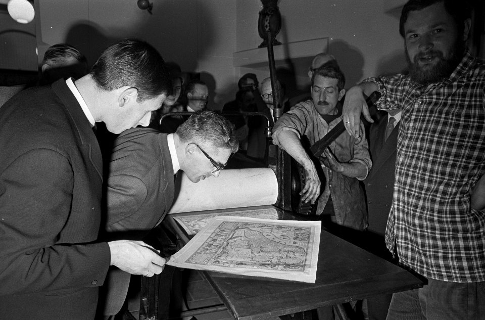 Wereld op Papier, tentoonstelling in Waaggebouw, dr. S. H. Levie (Directeur Muse, Bestanddeelnr 920-2376