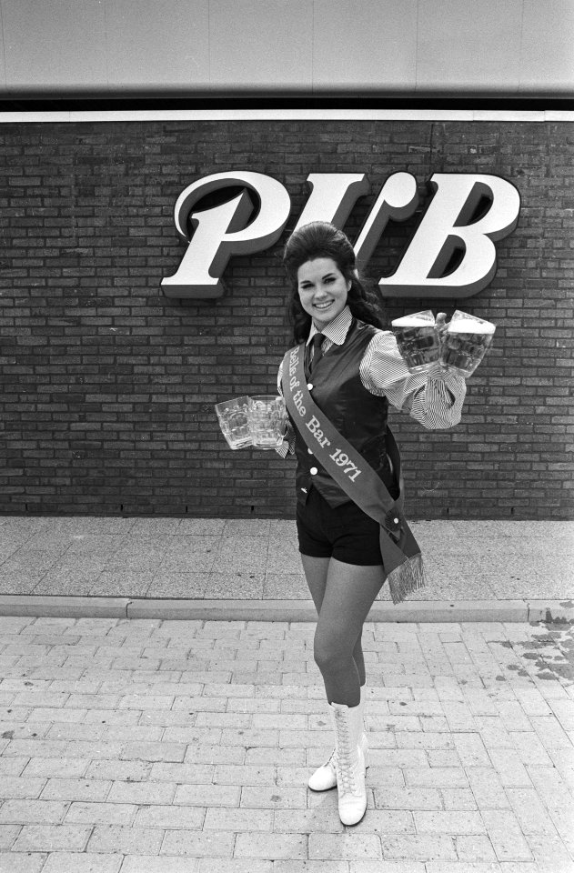 Wendy Anne George poseert met glazen bier, Bestanddeelnr 924-5271