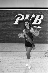 Wendy Anne George poseert met glazen bier, Bestanddeelnr 924-5271
