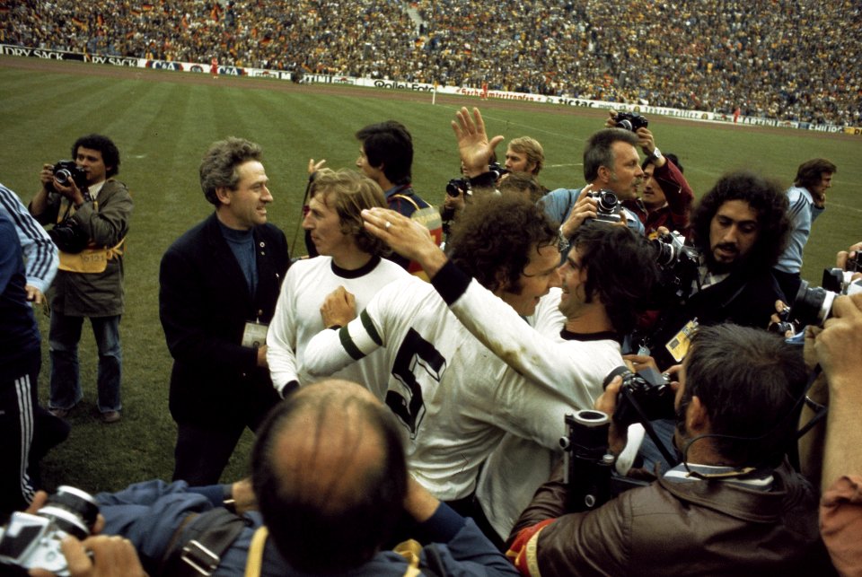 Wereldkampioenschap voetbal 1974 in Munchen supporters omhelsen Duitse spelers, Bestanddeelnr 254-9557