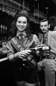 Wendy Anne George schenkt bier uit een flesje, Bestanddeelnr 924-5274