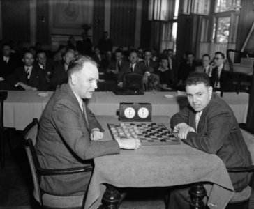 Wereldkampioen Dammen. De spelers R.C.Keller (links) en de Fransman Pierre Ghest, Bestanddeelnr 902-1924