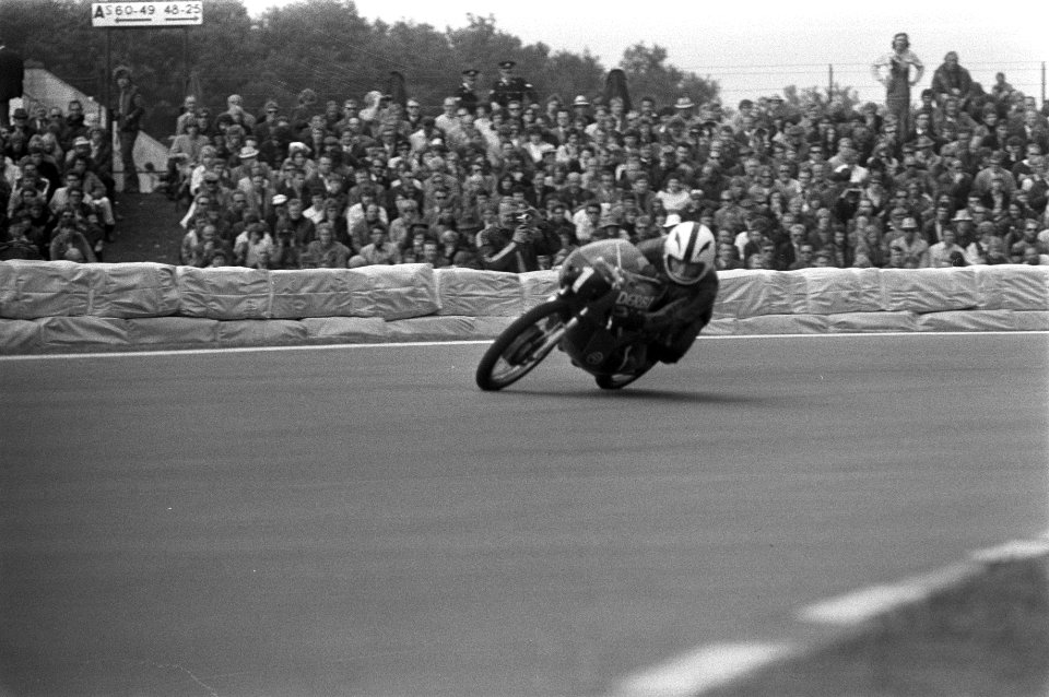 Wereldkampioen Angel Nieto uit Spanje op de Derbi (eveneens uit Spanje) in actie, Bestanddeelnr 925-6895