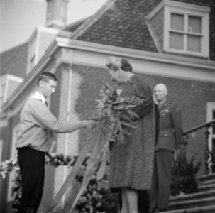 Wereldkampioen schaatsen Henk van der Grift schudt koningin Juliana de hand, Bestanddeelnr 912-1844