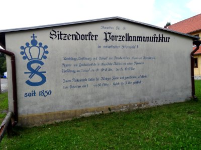 Werbung an einem Haus im Kinderdorf Dittrichshütte