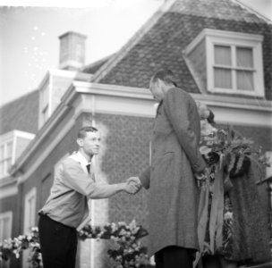 Wereldkampioen schaatsen Henk van der Grift schudt prins Bernhard de hand, Bestanddeelnr 912-1843