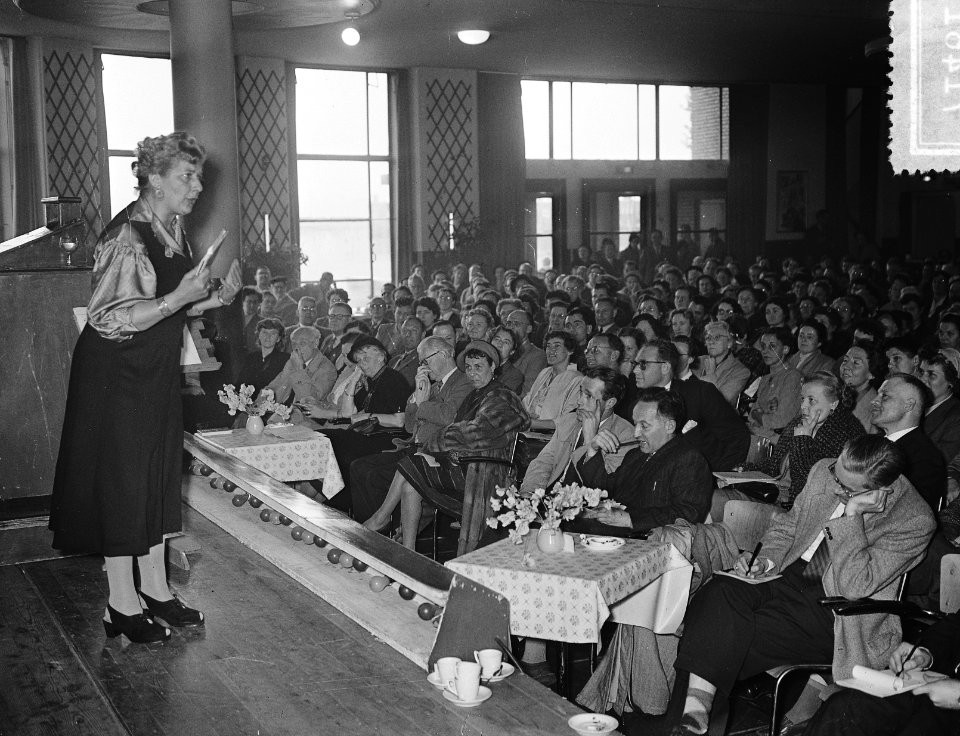 Wereld Vrijgezellendag in de Houtrusthallen te Den Haag. Mary Pos bracht een spe, Bestanddeelnr 907-1461