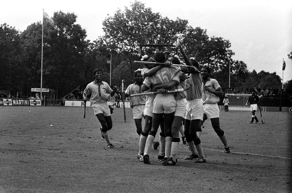 Wereldbeker Hockey halve finale, India tegen Pakistan 1-0 vreugde India-spelers, Bestanddeelnr 926-6501