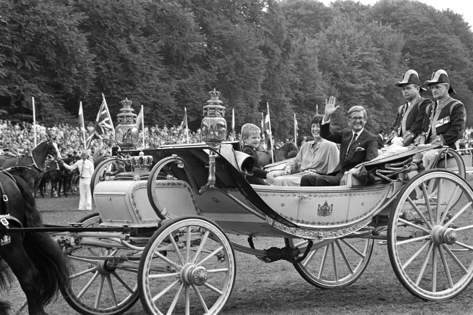 Wereldkampioenschap vierspannen in Apeldoorn Prinses Margriet met gezin in koet, Bestanddeelnr 932-2786