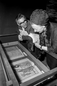 Wereld op Papier, tentoonstelling in Waaggebouw, mevrouw Van Hall en Wethouder P, Bestanddeelnr 920-2375
