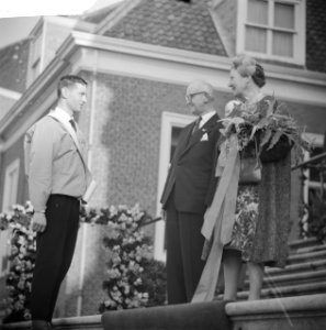 Wereldkampioen schaatsen Henk van der Grift , burgemeester Kolfschoten en koning, Bestanddeelnr 912-1842