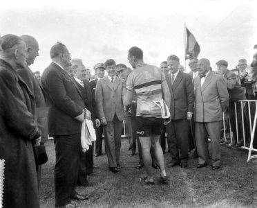 Wereldkampioen bij de amateurs Louis Proost wordt gefeliciteerd door prins Ãlber, Bestanddeelnr 908-8798