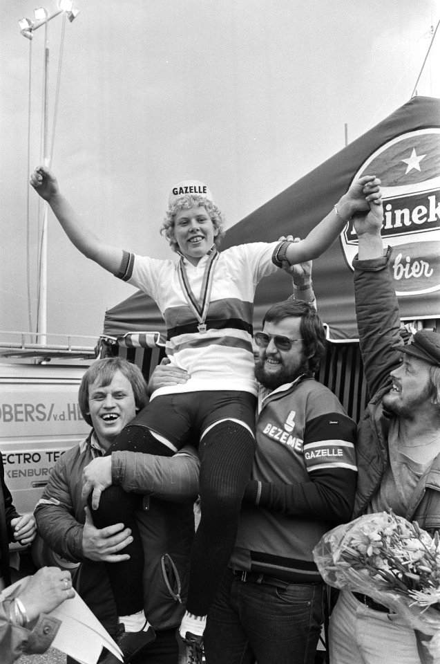 Wereldkampioene Petra de Bruin, in de regenboogtrui, op de schouders, Bestanddeelnr 930-4104