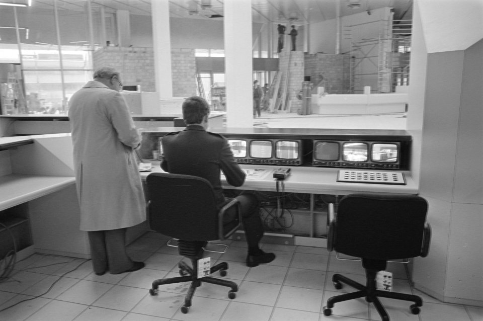 Wereldhandelscentrum te Amsterdam in gebruik genomen bewakingsdienst, monitors, Bestanddeelnr 933-2825