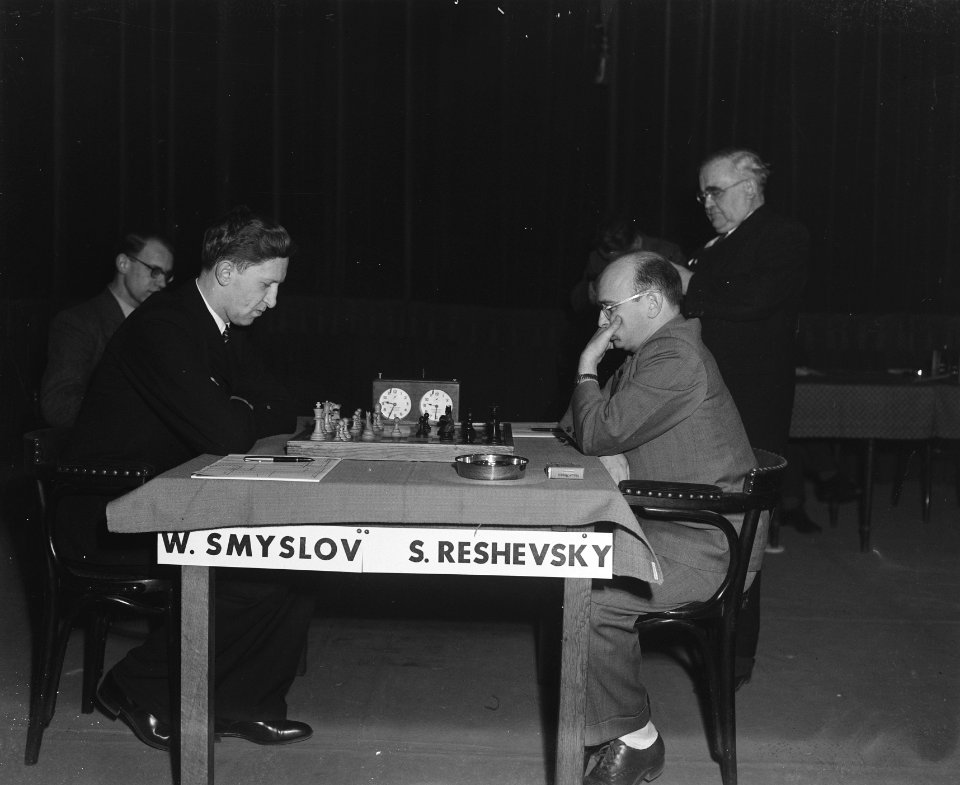 Wereldkampioen Schaken. Smyslov - Reshevsky. Wedstrijleider Vidmar kijkt toe, Bestanddeelnr 902-6137