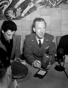 Wereldburger Gary Davis uitgewezen uit Nederland Vertrek naar Amerika, Bestanddeelnr 908-2311