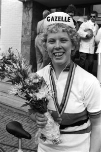 Wereldkampioene Petra de Bruin in de regenboogtrui, Bestanddeelnr 930-4103