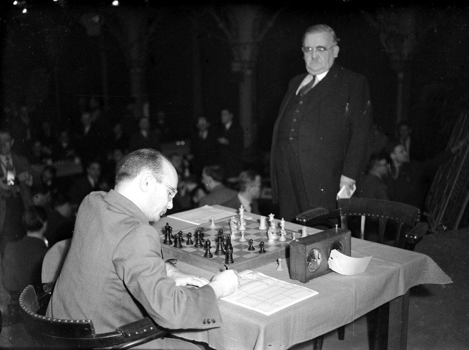 Wereldkampioenschap Schaken. Samuel Reshevsky noteert een zet en wedstrijdleider, Bestanddeelnr 902-6136