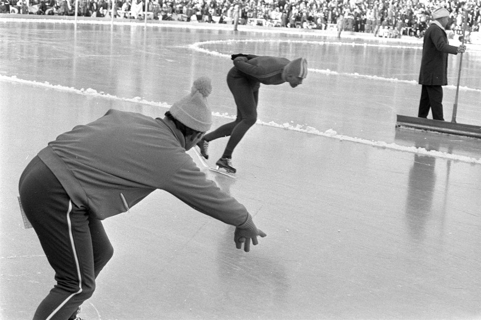 Wereldkampioenschap schaatsen voor heren te Oslo Pfrommer geeft Schenk aanwijzi, Bestanddeelnr 925-4036