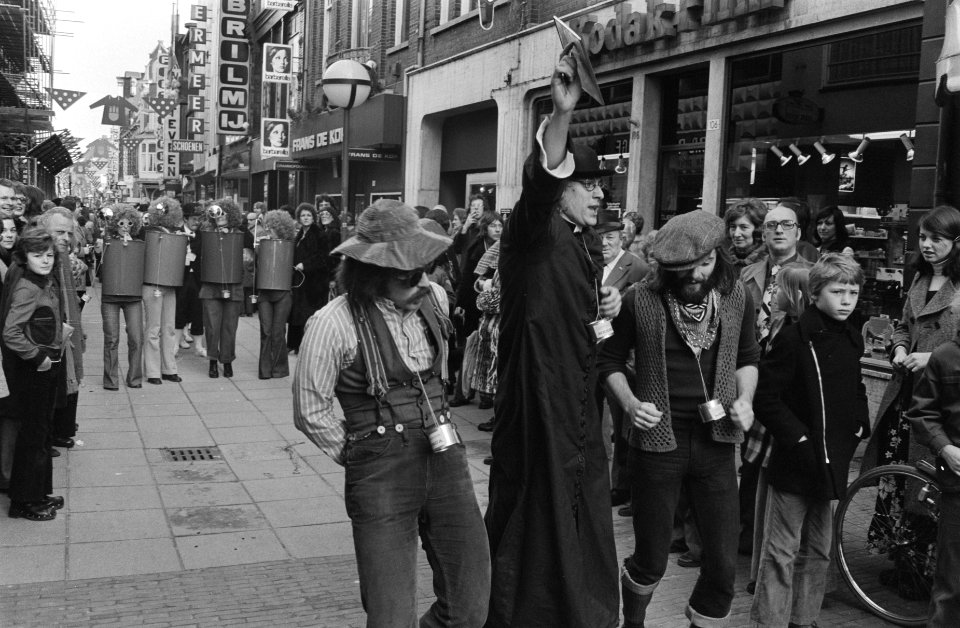 Wereldkampioenschappen achteruitlopen in Tilburg achteruitlopend carnavalsvie, Bestanddeelnr 934-6594