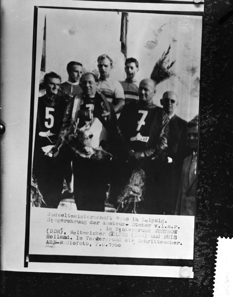 Wereldkampioenschap wielrennen te Leipzig, huldiging kampioen stayers amateurs v, Bestanddeelnr 911-4836