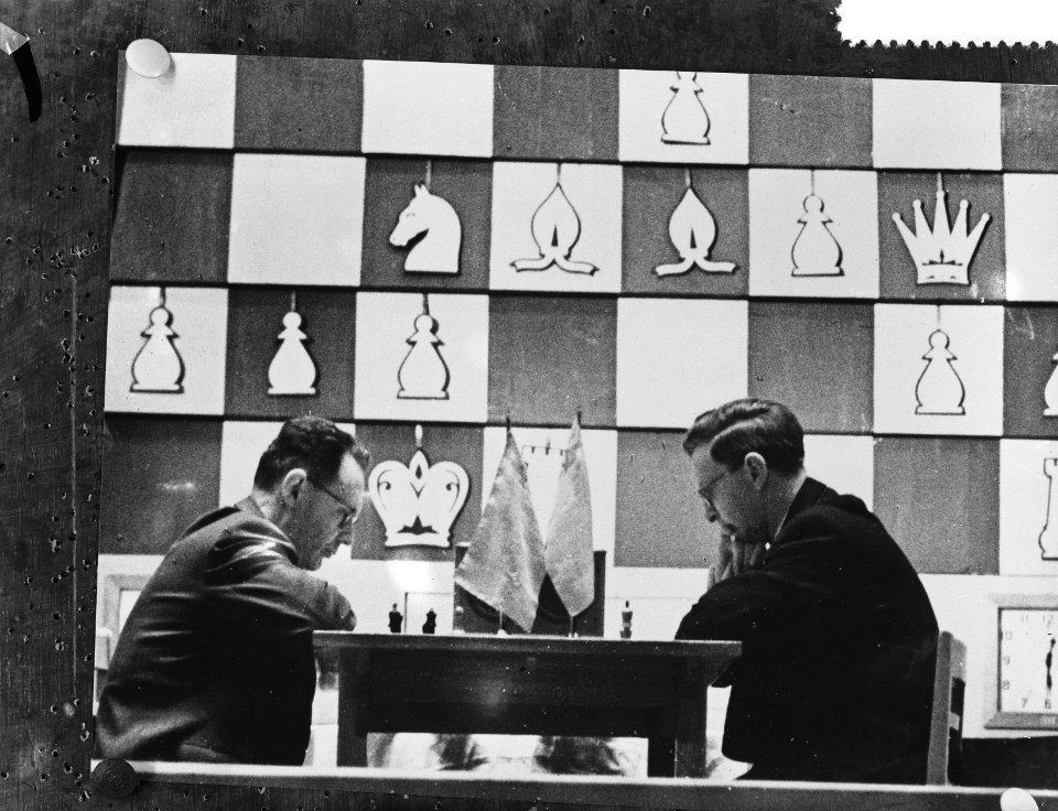 Wereldkampioenschap schaken Moskou, rechts Smyslow, links Botvinnik (ook bekend , Bestanddeelnr 908-5117