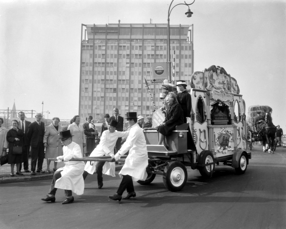 Wereld Dierendag 1964 , studenten-dierenvrienden spanden het paard voor een draa, Bestanddeelnr 916-9701