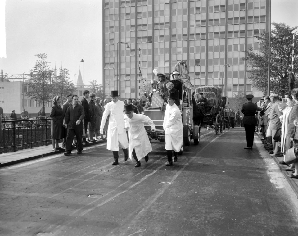 Wereld Dierendag 1964 , de studenten trekken draaiorgel, Bestanddeelnr 916-9704