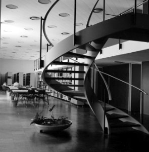 Weizmann-instituut Interieur bibliotheek met leestafels, rekken met boeken, pla, Bestanddeelnr 255-3914