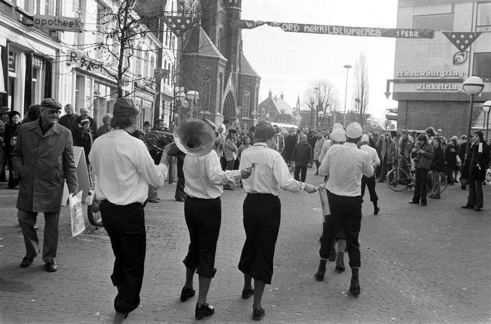 Wereldkampioenschappen achteruitlopen in Tilburg achteruitlopende carnavalsvi, Bestanddeelnr 927-7255