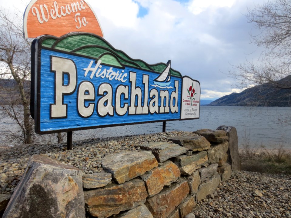 Welcome to Peachland Sign