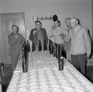 Wekelijkse professionele blindproeverij van wijnboeren in het raadhuis van Kröv, Bestanddeelnr 254-3911
