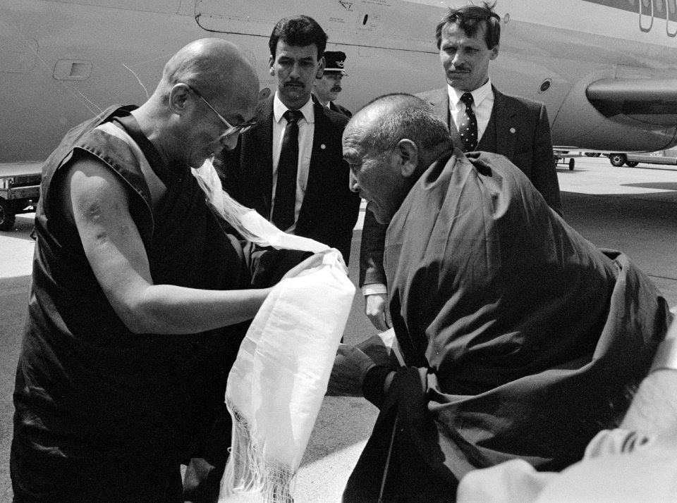 Welcome khata presented to the 14th Dalai Lama of Tibet on 14 May 1986 in the Netherlands detail, from- De Tibetaanse Dalai Lama komt aan op Schiphol, Bestanddeelnr 933-6563 (cropped)