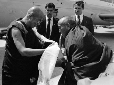 Welcome khata presented to the 14th Dalai Lama of Tibet on 14 May 1986 in the Netherlands detail, from- De Tibetaanse Dalai Lama komt aan op Schiphol, Bestanddeelnr 933-6563 (cropped)