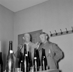 Wekelijkse professionele blindproeverij van wijnboeren in het raadhuis van Kröv, Bestanddeelnr 254-3914