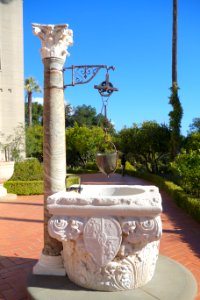 Well head of Verona marble with column in blue-green Cipolin marble, 15th century - Hearst Castle - DSC06689