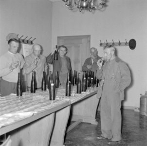 Wekelijkse professionele blindproeverij van wijnboeren in het raadhuis van Kröv, Bestanddeelnr 254-3912